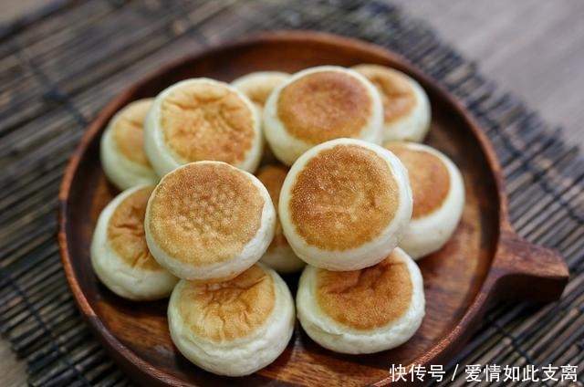 美味|面粉别再做包子了,试试这款小吃吧,咬一口,瞬间爆浆,美味极了