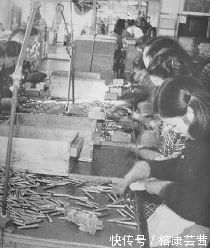 疯狂|二战老照片：战争时期日本女人比男人更疯狂，持枪上战场