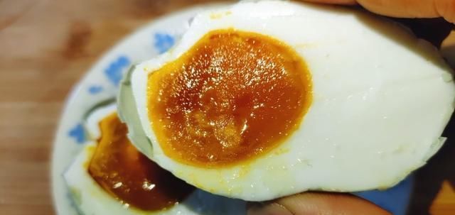出油|鸭蛋怎么腌制才出油,只需注意四点,保证个个流油让你吃了还想吃