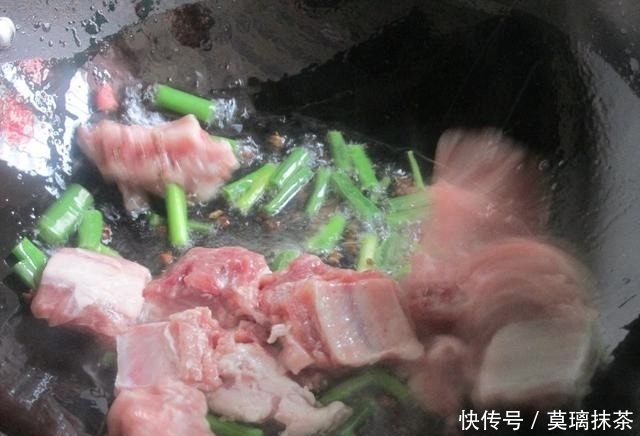 米饭|排骨别再炖了!这样做1锅排骨软烂米饭喷香,上桌吃精光,太香了