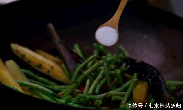 烧茄子|老家常见下饭菜,长豆角烧茄子,软烂鲜香,又得多吃两碗饭