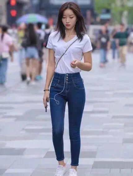 不失|牛仔裤散发出休闲和优雅的味道，同时又不失优雅和大方