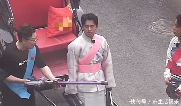  斗笑|《德云社斗笑社》路透，郭麒麟烧饼联手欺负孟鹤堂，看他摔倒后却变了样