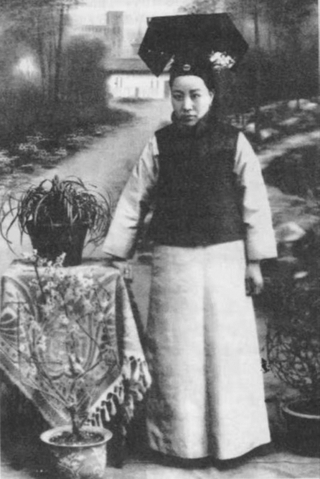 清末|清末老照片，图一是慈禧七十岁的妈，图七是溥仪吃奶到九岁的乳母