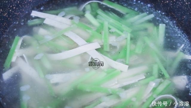  正好|这个菜含钙极高，儿童多吃对长牙很有帮助，现在吃正好！