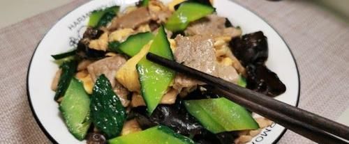 菜肴|黄瓜便宜了，做北方特色菜肴，营养又好吃，我家隔三差五做一次