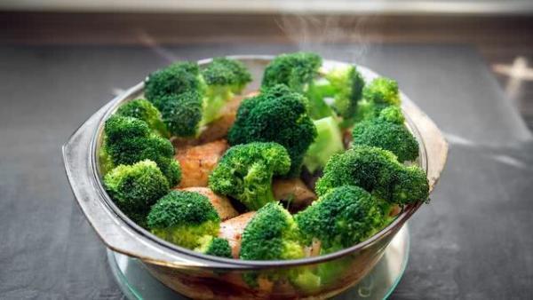 饭店|焯水后西兰花用不用“过冷水”饭店大厨很多人错了,难怪难吃