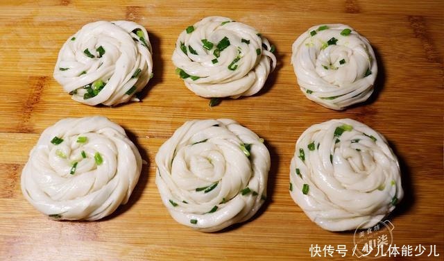 张剩|6张剩饺子皮,一把葱花,简单一做,外酥里软,全家人抢着吃