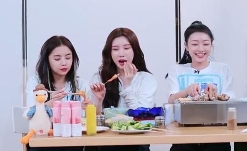 节目组|节目组请学员吃烧烤,其他人都去抢肉,喻言选的东西却出乎意料