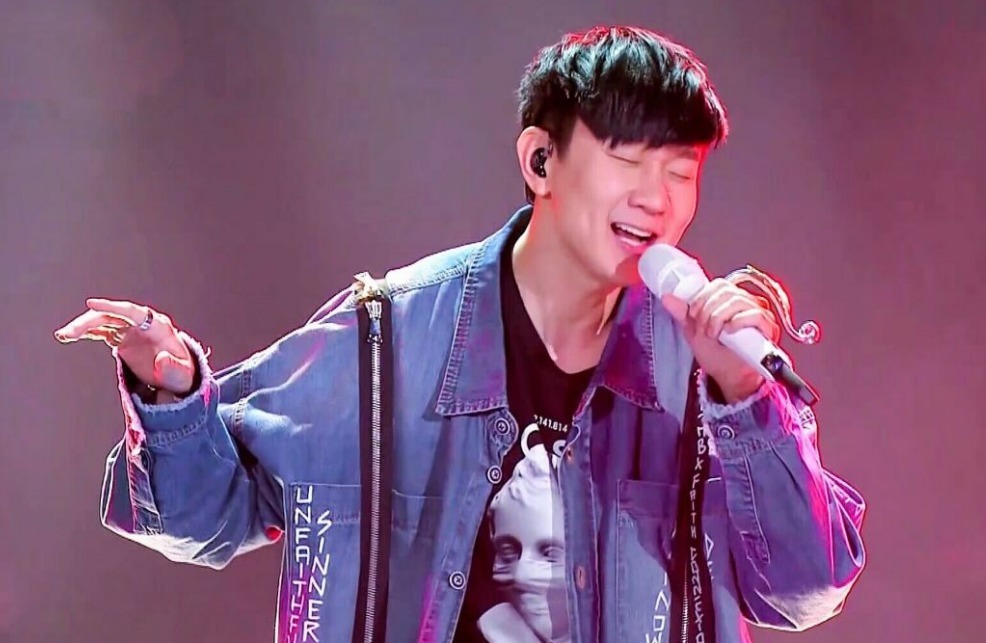  复古|《我是唱作人》预告，张艺兴复古造型抢眼，打“小抄”从小就会