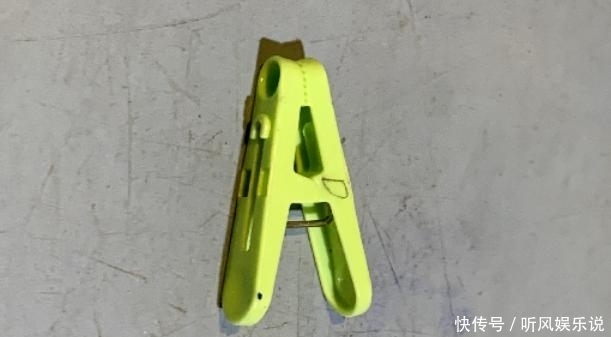 香糖的东西|饭店聚餐吃出异物,像是被嚼过的“口香糖”?服务员揭开真相…