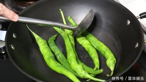  下饭|这才是辣椒拌皮蛋的正确做法，香辣下饭，上桌就抢光，吃了还想吃
