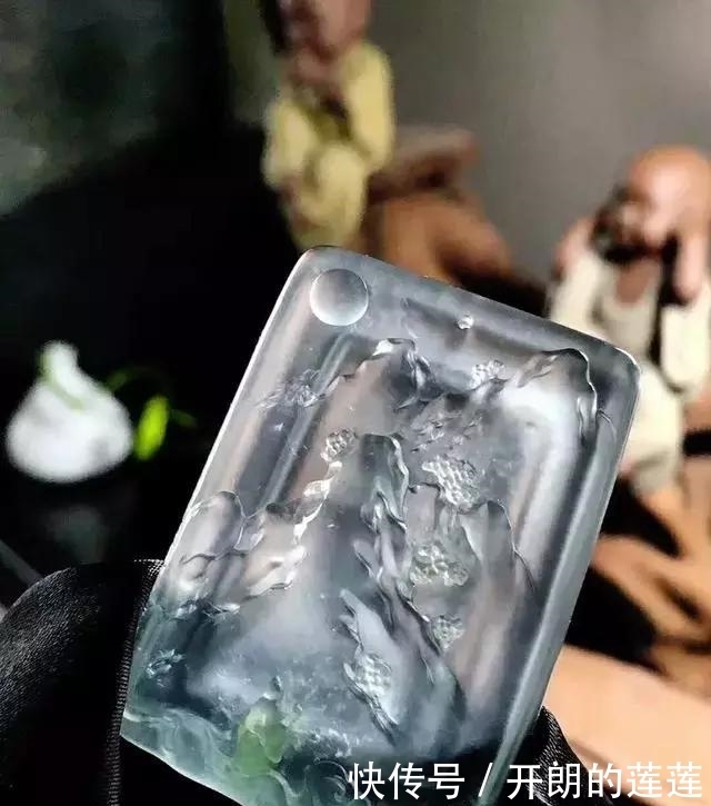 老大爷|老大爷嫌自己佩戴的翡翠水头不太好，用水一泡后，一看吓了一跳！