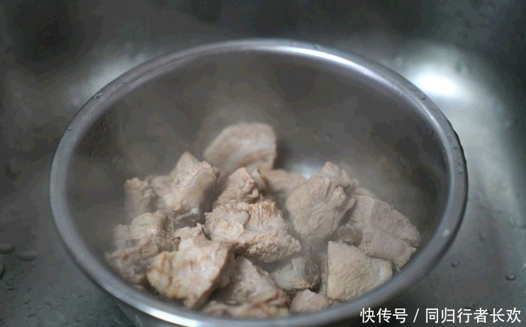 炖排骨|炖排骨,下锅还是出锅前放盐?这1步做错,排骨又老又柴,不入味