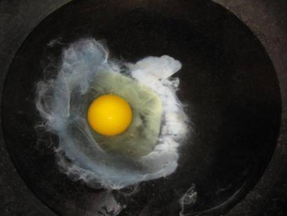  下锅|水煮荷包蛋，直接下锅是错的，学会这个技巧之后，鸡蛋圆嫩不散花