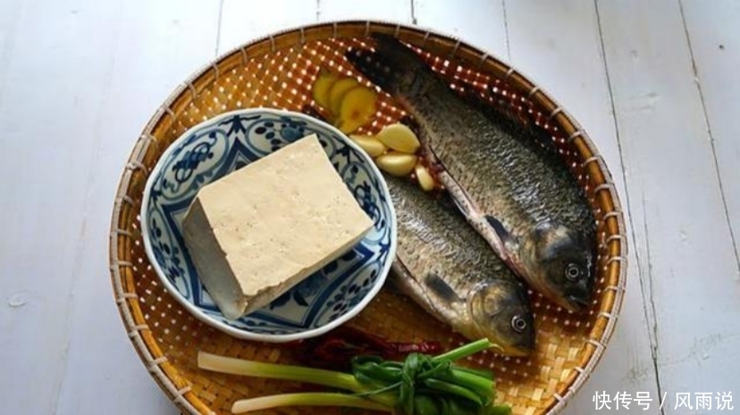 炖锅|鲫鱼炖锅汤汁鲜美,宵夜的首选,赶紧学起来吧