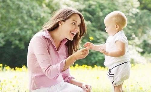 举动|孩子爱玩手机怎么办妈妈一个举动让女儿放下手机，网友学到了