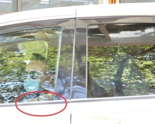  摸手|王一博回归天天兄弟变小孩，汪涵开车他在后座撒娇，摸手安抚太宠