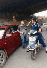 趣图|搞笑GIF趣图:电风吹坏了怎么办?没事!我有我的机智