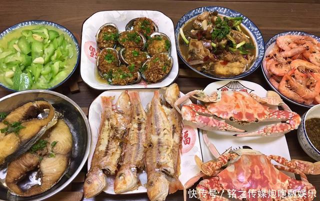 讲究|各地网友晒中秋晚饭,有的丰盛有的讲究,看到最后一个心酸了
