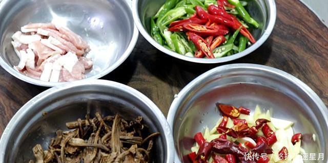 分享|分享一道干锅茶树菇的家常做法,越吃越香有嚼劲,配米饭吃很过瘾