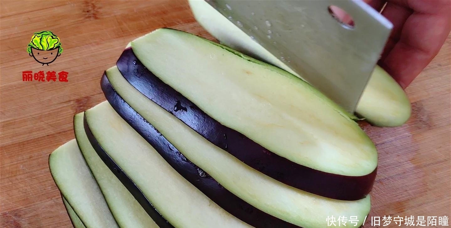 吸油|今天才知道,炒茄子不能先放油,一个小技巧,好吃不吸油,吃不腻