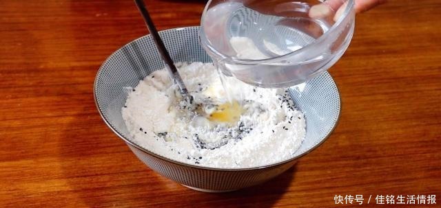 详细|想吃馓子不用买,教你详细做法和比例,咸香酥脆,小时候的味道