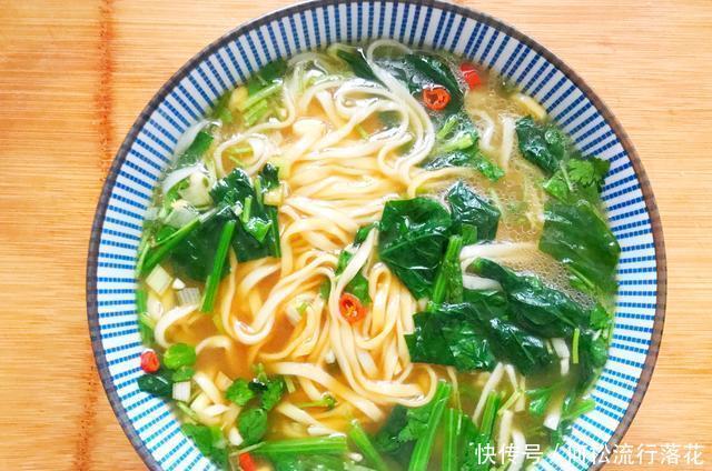  粮食|囤的粮食不多，试试这两种汤面，5分钟做好，吃完只叫爽