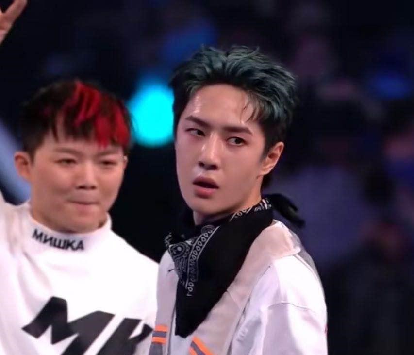 真实|王一博《街舞》总决赛和布布跳舞!直播未开滤镜,真实皮肤意外被拍