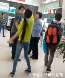 占便宜|女子车站被人占便宜，男友挺身而出，多次被打倒仍站起来，真爷们