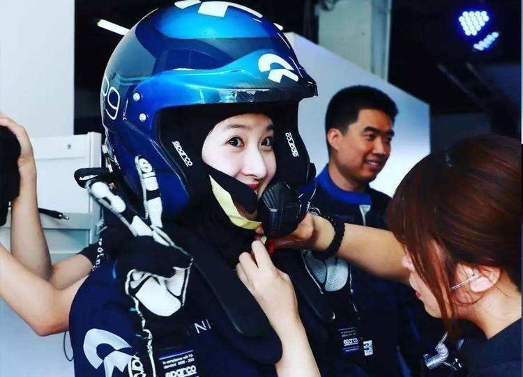 全球|全球只有6台,刘强东却送了奶茶妹妹一台,百公里加速只要27S