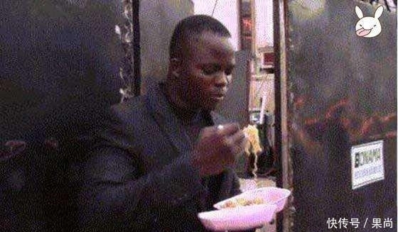 非洲|在非洲, 吃上泡面是土豪的一种象征,他们经常拿着方便面炫富