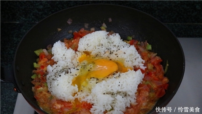 芝士|剩米饭完美的吃法不是炒，而是此做法，中西合璧，老人孩子都喜欢