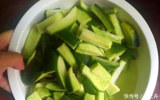  萝卜条|秋天的萝卜最鲜嫩，教你一招腌着吃，开胃又下饭，便宜又营养