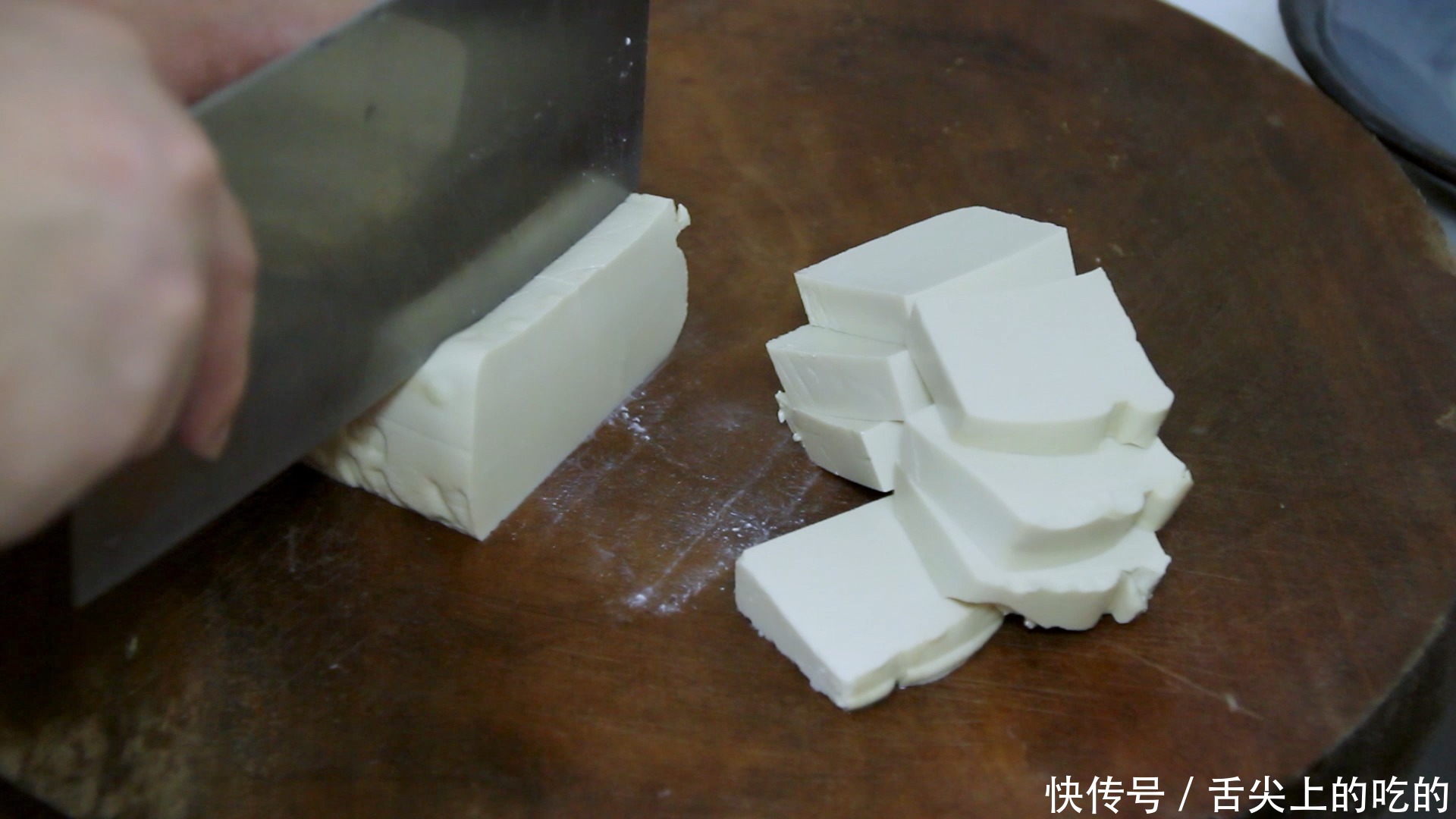 夏季|教你做网红夏季凉拌菜:皮蛋拌豆腐,色泽鲜亮口感丰富