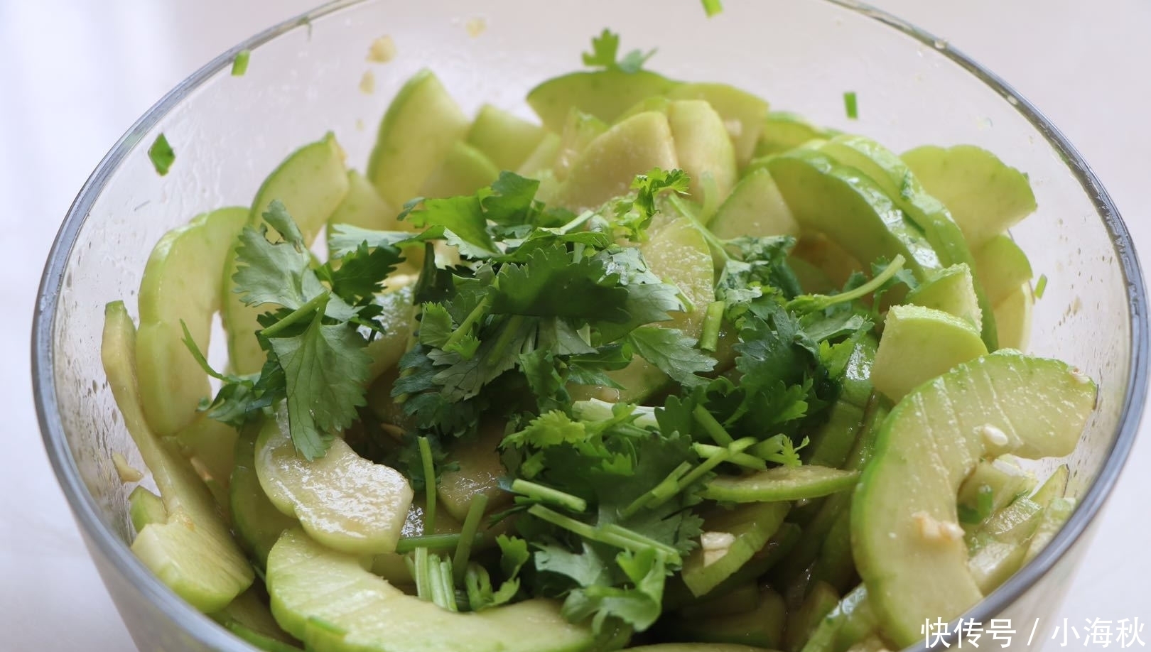 菜瓜|夏天别只知道凉拌黄瓜,比黄瓜更脆爽的凉拌菜,多吃清热解毒!