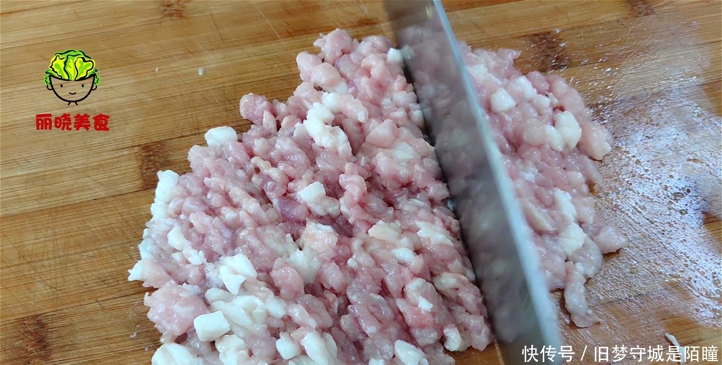 吸油|今天才知道,炒茄子不能先放油,一个小技巧,好吃不吸油,吃不腻