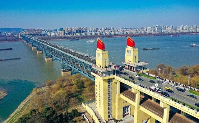 世界|大桥刚建成,为证明质量好,120辆坦克开过却出现12道裂痕