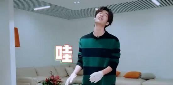  帮手|大张伟王一博在线挑战厨艺，一个让妈妈当帮手，一个状况频出