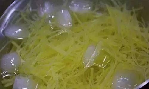  土豆丝|凉拌土豆丝要脆有“秘方”，试试这个做法，酸辣清脆，丝丝入味