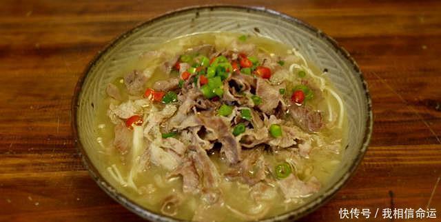 金针菇|深秋里来上一碗酸汤肥牛吧！酸辣可口治好你的没胃口，温暖你的胃