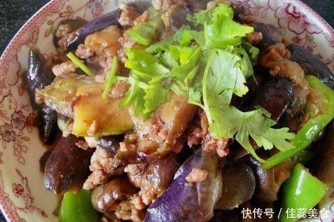  次去女友家|去女友家，丈母娘不唠嗑，只做一桌硬菜招待，亲戚：馋的要来蹭饭