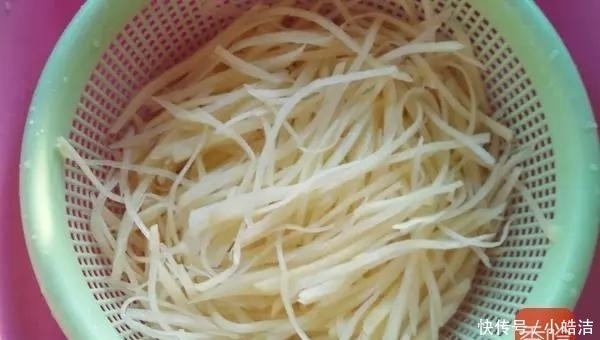  土豆丝|酸辣土豆丝应该用白醋还是陈醋? 太多人都放错了, 难怪不好吃