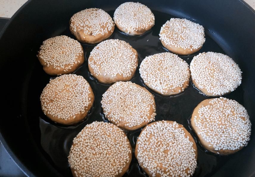 不用|想吃烧饼不用买,1碗面粉1碗酱,酥软咸香层次多,一顿10个不够吃