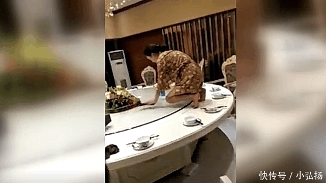 客人|女服务员“跪式”工作,顾客看不下去了,老板:你明天别来上班了