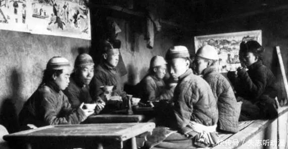 图为|晚清真实老照片：清朝的茶馆，最后一张是溥仪与小舅子玩耍时所拍