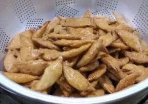 街头|大叔街头卖“稀罕”小吃,20元3份,每天5锅不够卖,游客却不愿吃