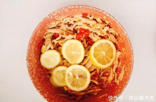 柠檬|鸡腿不炖也不炸，放入柠檬拌一下，酸辣开胃又下饭