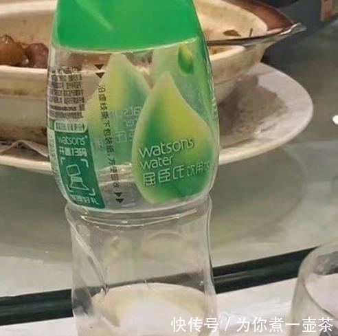  巧合|双语播音男子在喝“矿泉水”，嗓子被灼伤，酒楼解释：这是个巧合
