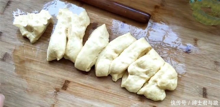 拉丝|教你真正懒人面包做法，不用揉面，不用黄油，出炉拉丝又柔软